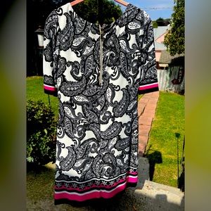 Dress like a Duchess, In this Royal Pleaser.   LA NEUVELLE, RENAISSANCE.  SIZE 4